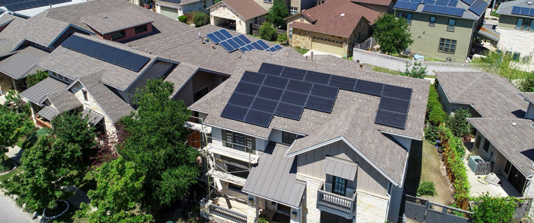Brasil ultrapassa 2 milhões de sistemas solares instalados e mais da metade é em residências 